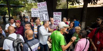 Trabajadores y jubilados del metro de Caracas protestan en Caracas