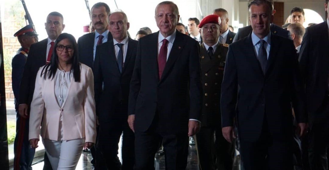 Presidente de Turquía presenta ofrenda ante restos de Libertador de Venezuela