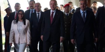 Presidente de Turquía presenta ofrenda ante restos de Libertador de Venezuela