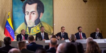 CAR001. CARACAS (VENEZUELA) 13/12/2018 - El canciller venezolano, Jorge Arreaza (c), participa junto al viceministro para África, Yuri Pimentel (c-i), y el viceministro para Europa, Yvan Gil (c-d), en una reunión con el cuerpo diplomático acreditado, en Caracas (Venezuela). Arreaza se reúne con el cuerpo diplomático acreditado en el país, mientras los ciudadanos esperan el anuncio de nuevas medidas económicas por parte del Gobierno para paliar la grave crisis que vive el país. EFE/ Miguel Gutiérrez
