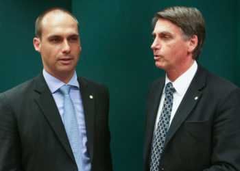 Eduardo Bolsonaro (izq.) y Jair Bolsonaro (derecha)