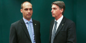Eduardo Bolsonaro (izq.) y Jair Bolsonaro (derecha)