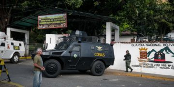 Vista externa del comando de la Guardia Nacional Bolivariana donde personas se manifiestan este lunes, en Carcas (Venezuela)/EFE