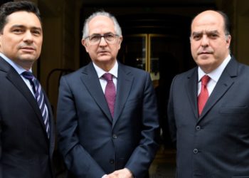 Members of Venezuela's opposition, (L-R) representative to leader Leopoldo Lopez, Carlos Vecchio, Caracas mayor Antonio Ledezma, and former president of the National Assembly Julio Borges pose after a press conference on April 3, 2018 in Paris.  / AFP PHOTO / BERTRAND GUAY