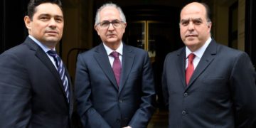 Members of Venezuela's opposition, (L-R) representative to leader Leopoldo Lopez, Carlos Vecchio, Caracas mayor Antonio Ledezma, and former president of the National Assembly Julio Borges pose after a press conference on April 3, 2018 in Paris.  / AFP PHOTO / BERTRAND GUAY
