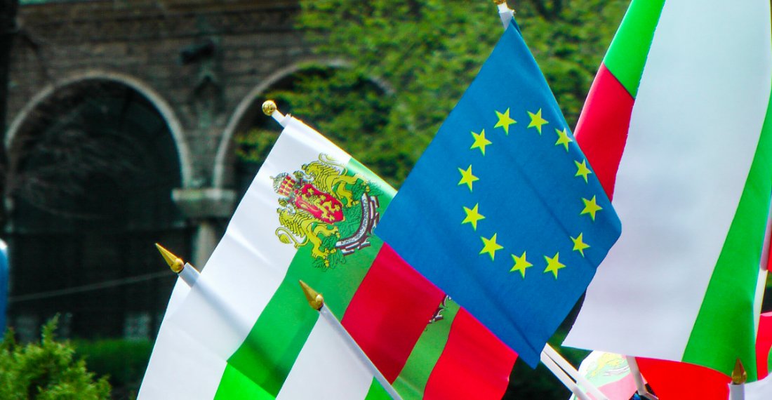 Флаг болгарии и ес. Флаг болгарии и ес. Вступление болгарии в евросоюз. Болгария ес. Болгария флаг мид.