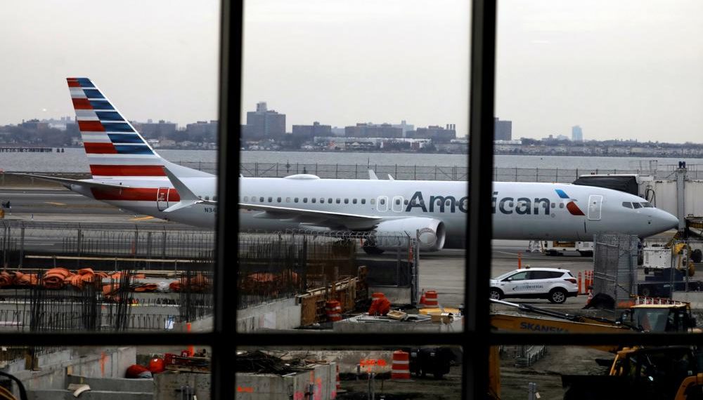 PFX4. NUEVA YORK (ESTADOS UNIDOS), 14/03/2019.- El Boeing 737 Max 8 de American Airlines (número de cola N342RX) permanece estacionado en una puerta del aeropuerto LaGuardia en Nueva York, Nueva York, EE. UU., 13 de marzo de 2019. La firma aeronáutica Boeing, en el ojo del huracán tras el accidente de uno de sus aviones 737 MAX 8 en Etipía, informó que actualizará el software de control del vuelo de ese modelo para "hacerlo aún más seguro" antes del mes de abril, fecha límite dada por las autoridades de EE.UU. Un avión de ese tipo se precipitó a tierra minutos después de salir este domingo de Adís Abeba, lo que causó 157 muertos y prohibiciones en todo el mundo a esa aeronave. EFE/ PETER FOLEY