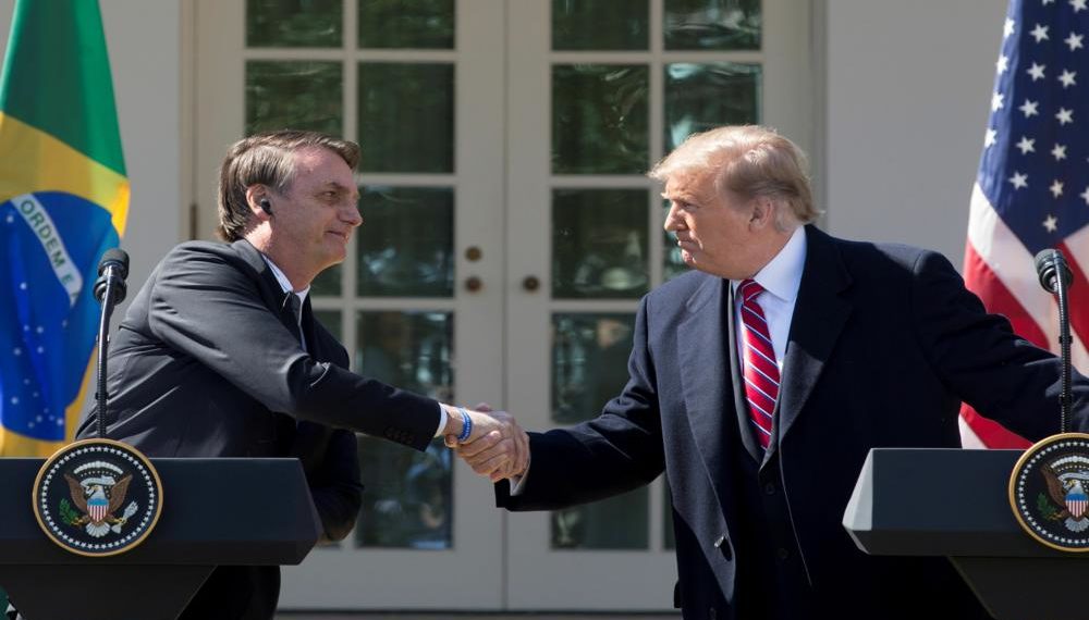 MRX03. WASHINGTON (ESTADOS UNIDOS), 19/03/2019.- El presidente de Estados Unidos, Donald Trump (d), estrecha la mano de su homólogo brasileño, Jair Bolsonaro (i), tras la reunión mantenida entre ambos mandatarios en la Casa Blanca, este martes en Washington (Estados Unidos). Trump aseguró que se siente "honrado" por las comparaciones con Bolsonaro y afirmó que evaluará "muy en serio" la idea de dar a Brasil privilegios militares similares a los que reciben los aliados estadounidenses miembros de la OTAN. EFE/ Michael Reynolds