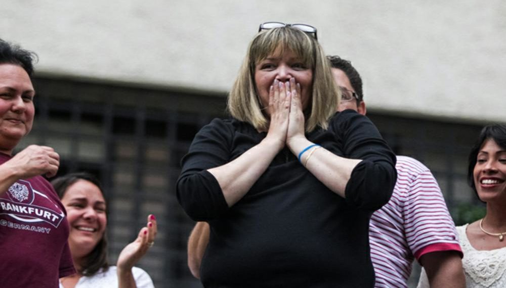 VEN02. CARACAS (VENEZUELA), 14/06/2013.- La jueza MarÌa Lourdes Afiuni (c), reciÈn liberada de su encarcelamiento domiciliario, es puesta en libertad condicional y sale de su vivienda hoy, viernes 14 de junio de 2013, en Caracas (Venezuela). Afiuni, encarcelada desde diciembre de 2009 por la supuesta liberaciÛn irregular de un empresario, informÛ que un juzgado de Caracas emitiÛ hoy la orden de excarcelaciÛn de la letrada y que podr· gozar "de una vida normal". EFE/Miguel GutiÈrrez