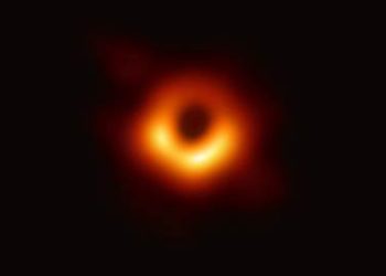 Esta es la histórica fotografía revelada de un agujero negro supermasivo ubicado en el centro de la galaxia M87, a 53,3 millones de años luz de la Tierra.