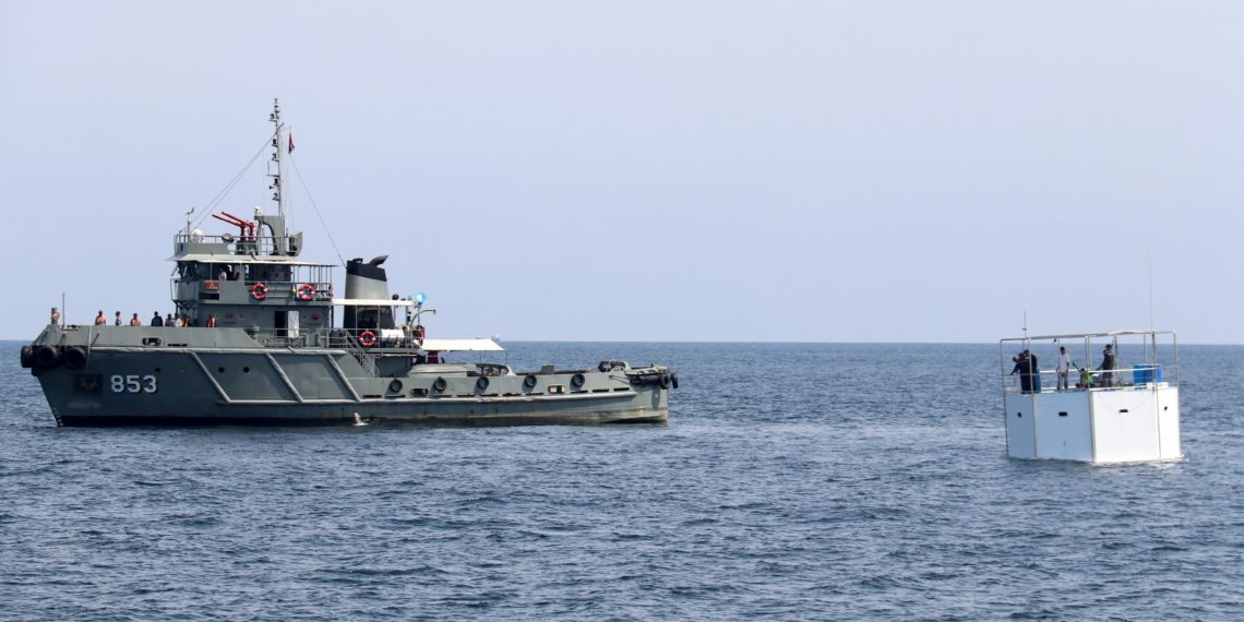 Un buque de la Marina Real tailandesa remolca hasta la orilla una vivienda flotante o 'Seastead' construida en el Mar de Andamán, a unas 12 millas náuticas de la costa de Phuket, este lunes en Tailandia. Foto: EFE