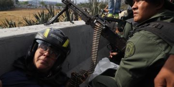 -FOTODELDIA- AME6879. CARACAS (VENEZUELA), 30/04/2019.- Miembros de las Fuerzas Armadas Bolivarianas, armados con armas de fuego, participan en una manifestación en apoyo al presidente de la Asamblea Nacional, Juan Guaidó, este martes, en Caracas (Venezuela). El jefe del Parlamento venezolano, Juan Guaidó, se levantó junto a un grupo de militares contra el gobierno de Nicolás Maduro. EFE/ Miguel Gutiérrez