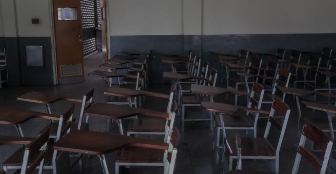 Desde el 7 de marzo, los estudiantes han dejado de recibir clases al menos 11 días por dictamen del Gobierno y otros más por causa de apagones en sus comunidades, falta de agua, de transporte o cualquier otro problema de la crisis. Foto: EFE