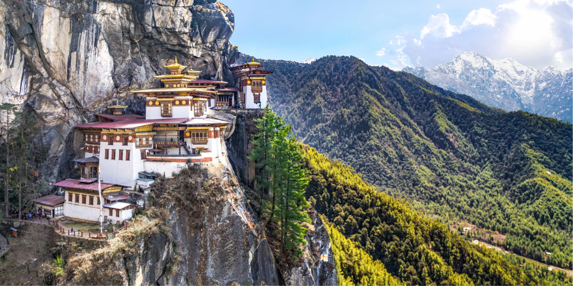 Taktshang, uno de los más bellos monasterios de Bután, que está sobre un acantilado de más de 3.000 metros y cuyo nombre significa 'Nido del Tigre'. Foto: NUBA