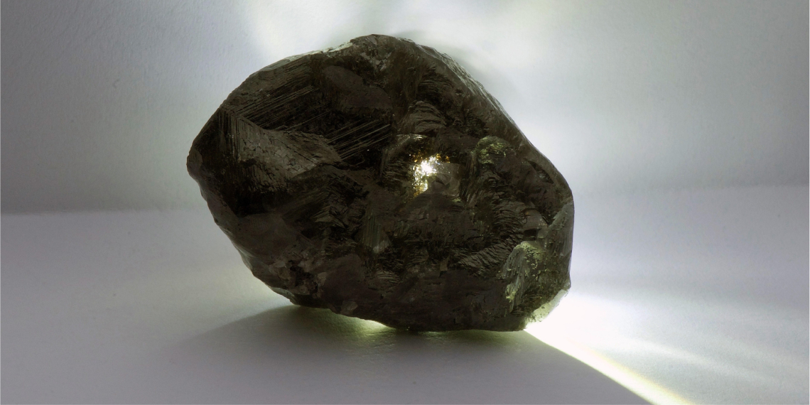 La piedra pesa 352 gramos y tiene aproximadamente el tamaño de una pelota de tenis. Foto: EFE