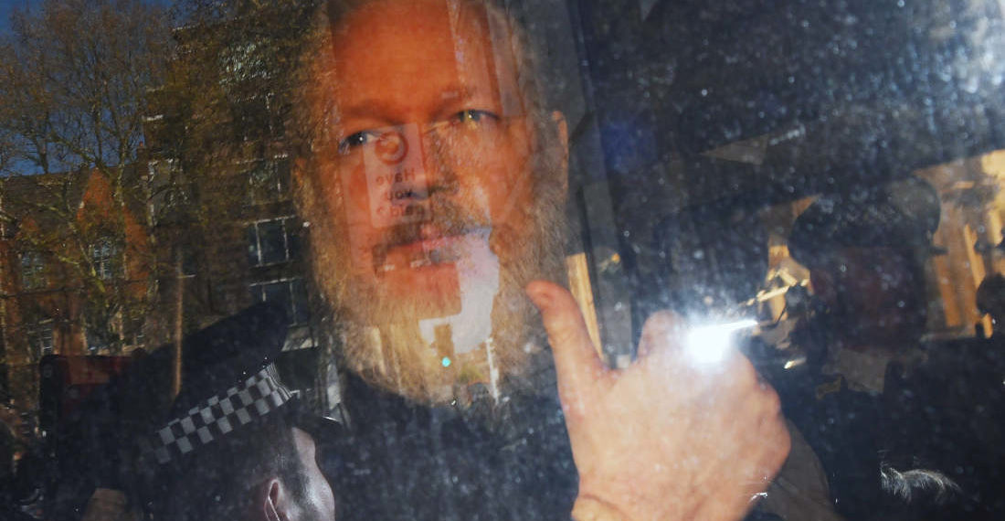 ARA1. LONDRES (REINO UNIDO), 11/04/2019.- El fundador de WikiLeaks, Julian Assange, a su llegada este jueves a la Corte de Magistrados de Westminster en Londres (Reino Unido) tras su detención. El arresto este jueves de Assange respondió a una petición de extradición de EE.UU., así como al hecho de haber violado las condiciones de libertad condicional en 2012, informó Scotland Yard. EFE/ Stringer
