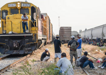 Cientos de migrantes centroamericanos esperan abordar nuevamente las góndolas del tren "La Bestia". Foto: EFE