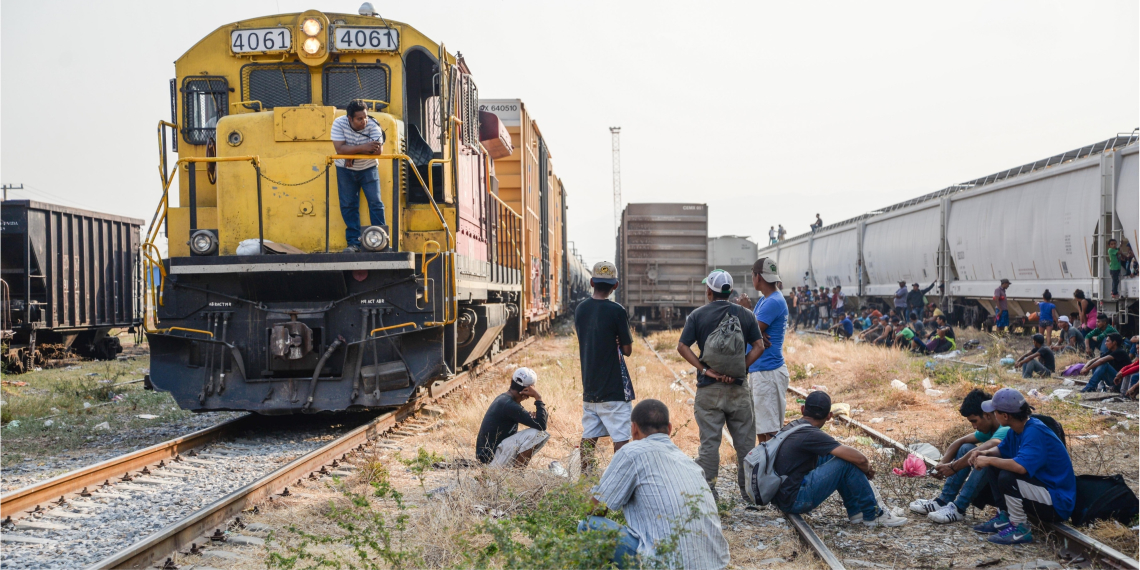 Cientos de migrantes centroamericanos esperan abordar nuevamente las góndolas del tren "La Bestia". Foto: EFE