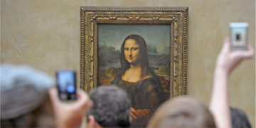Un grupo de turistas fotografían La Gioconda o Mona Lisa en el Museo del Louvre en París (Francia). Foto: EFE