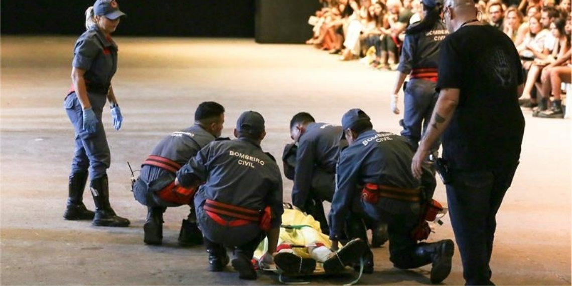 El modelo brasileño Tales Cotta, de 26 años, murió en la tarde de este sábado tras sufrir un mal súbito en el momento en que participaba en un desfile. Foto: EFE