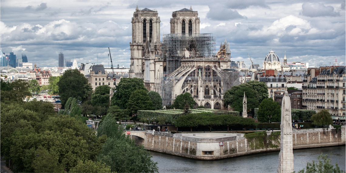 Tras el voraz incendio, así luce en la actualidad la Catedral de Notre Dame junto al río Sena, en París, Francia. Foto: EFE