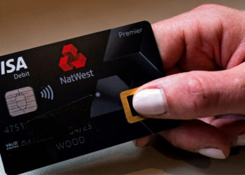 El banco Natwest lanzó la primera tarjeta de débito que requiere una huella dactilar en lugar del código pin para pagar en el Reino Unido. Foto: EFE