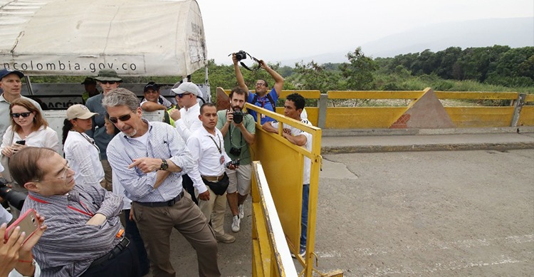 Cientos de venezolanos rompieron bloqueo de la GNB en el Puente Simón Bolívar