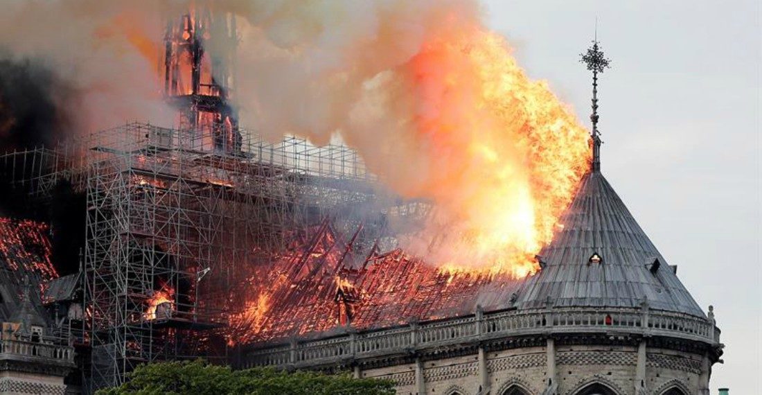 En medio de las llamas, cruz principal de la catedral de Notre Dame  permaneció intacta