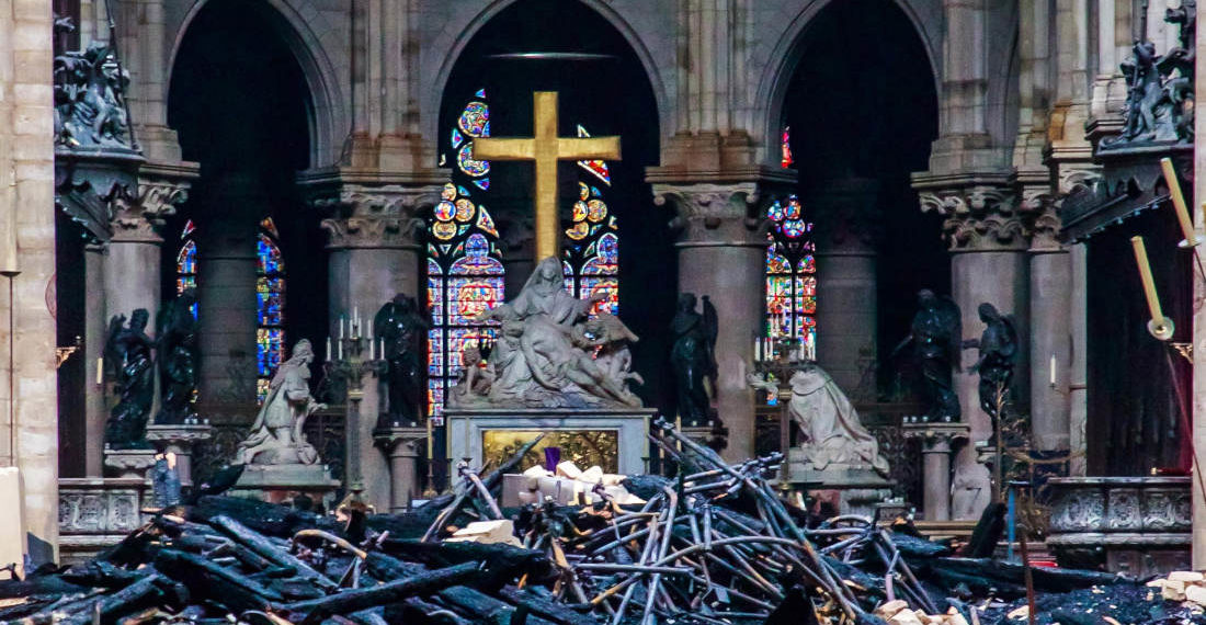 Vista del interior de la catedral de Notre Dame después del incendio sufrido este lunes. Foto: EFE.