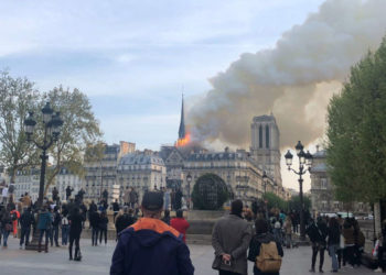 La catedral de Notre Dame de París, uno de los monumentos más emblemáticos de la capital francesa, sufre un incendio. EFE/María Diaz Valderrama