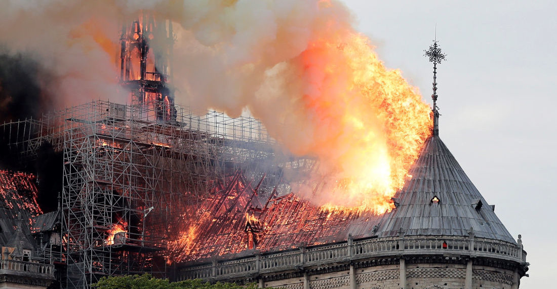 Vista general del incendio en la catedral de Notre Dame en París (Francia). EFE.