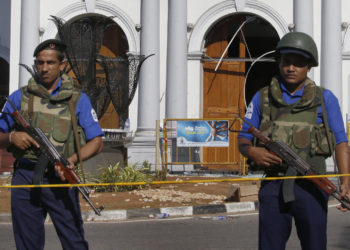 Personal de seguridad hace guardia en una iglesia de Colombo, capital de Sri Lanka, tras los ataques de este domingo. Foto: EFE.