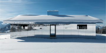 Esta construcción tiene sus superficies exteriores e interiores recubiertas de espejos,  e interactuará con el paisaje de la montaña durante dos años. Foto: EFE