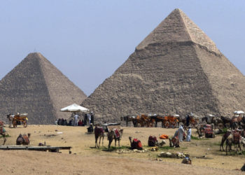 Joven fue detenido por escalar la Gran Pirámide de Guiza en Egipto. Foto: EFE