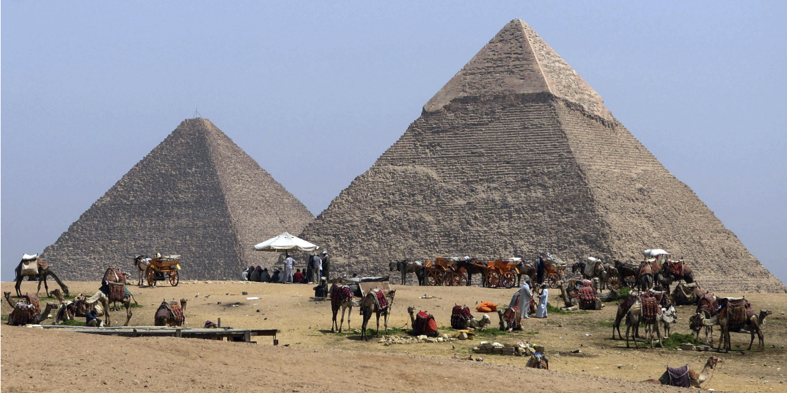 Joven fue detenido por escalar la Gran Pirámide de Guiza en Egipto. Foto: EFE